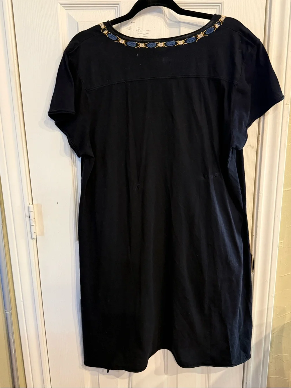 Size L J Was Black Short-Sleeve Embroidered V-Neck Tunic with Multicolor Floral - Picture 2 of 2